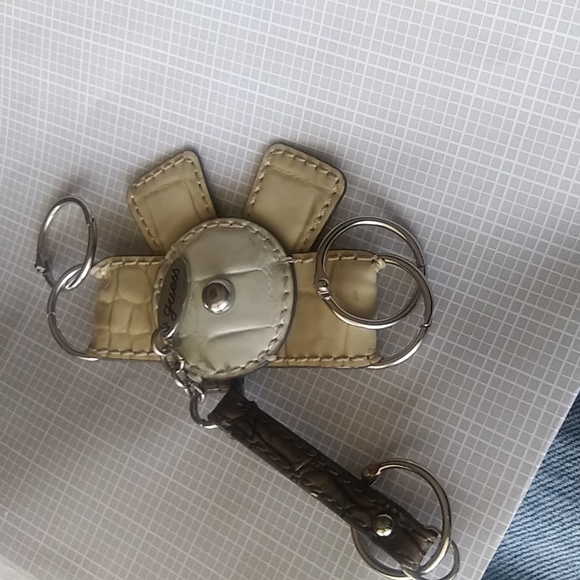 Designer Guess leather( silver color ) key holder - Picture 4 of 7